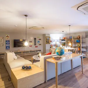 https://yeah-barcelona-hostel.catalonia-hotels.com